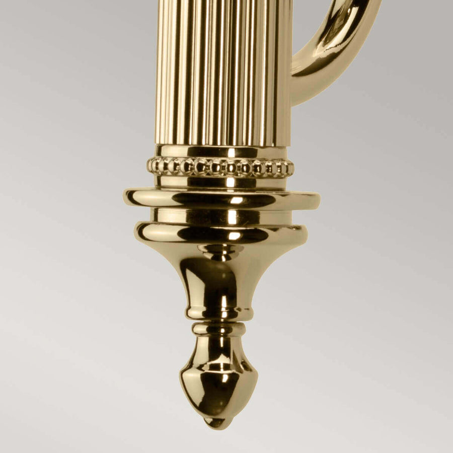 Détail du bas du bras cannelé avec bague godronnée et pointe en laiton