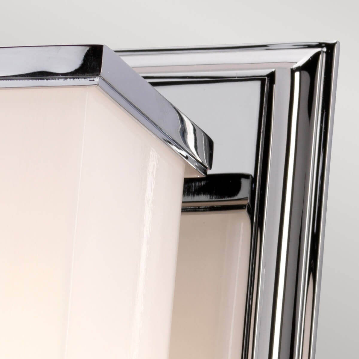 Détail du coin supérieur montrant le cadre chromé et le verre dépoli