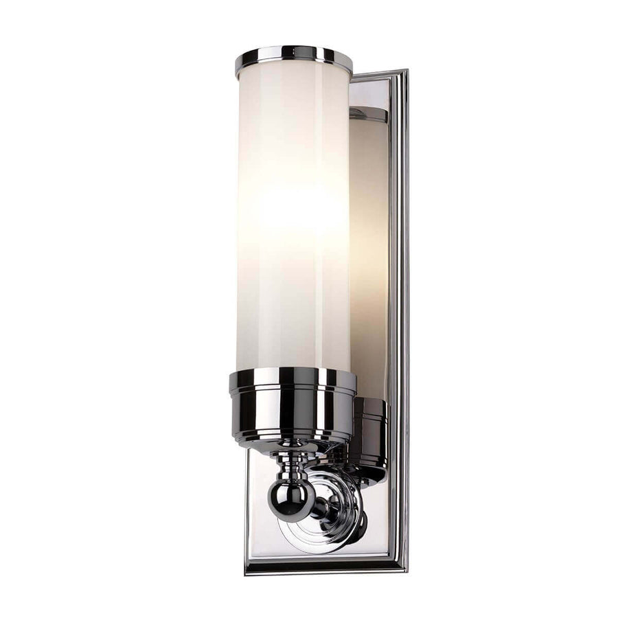 Applique murale chromée vue de face, diffuseur cylindrique en verre opalin blanc