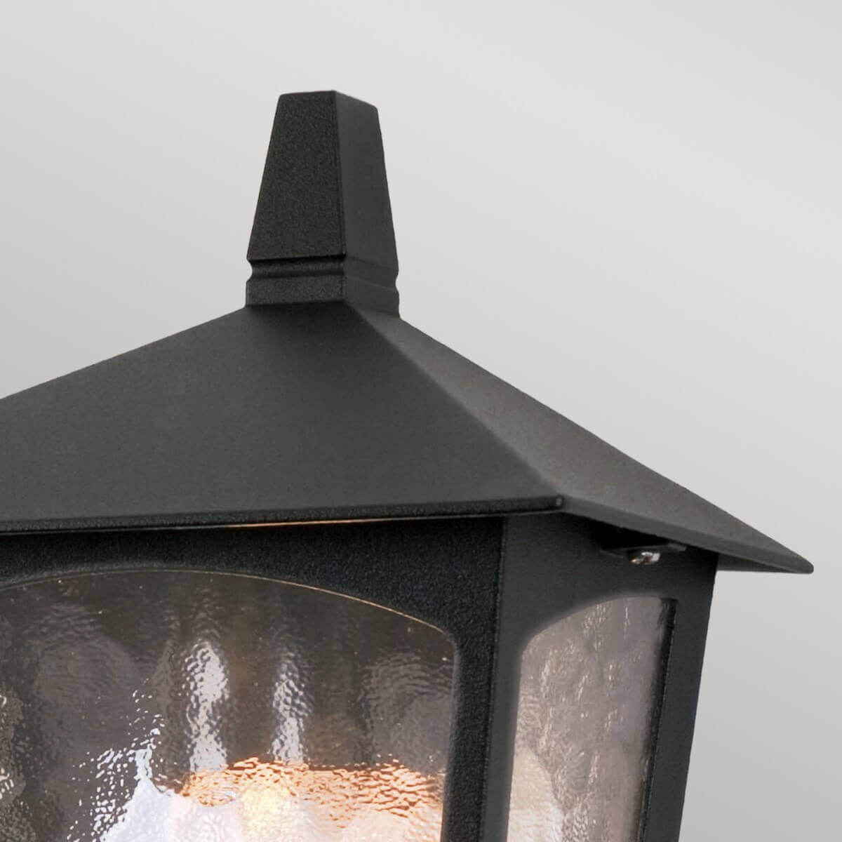 Vue rapprochée du sommet pyramidal noir et de la fixation latérale du luminaire