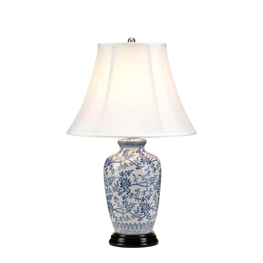 Lampe à poser en porcelaine bleue et blanche, vue de face avec abat-jour.