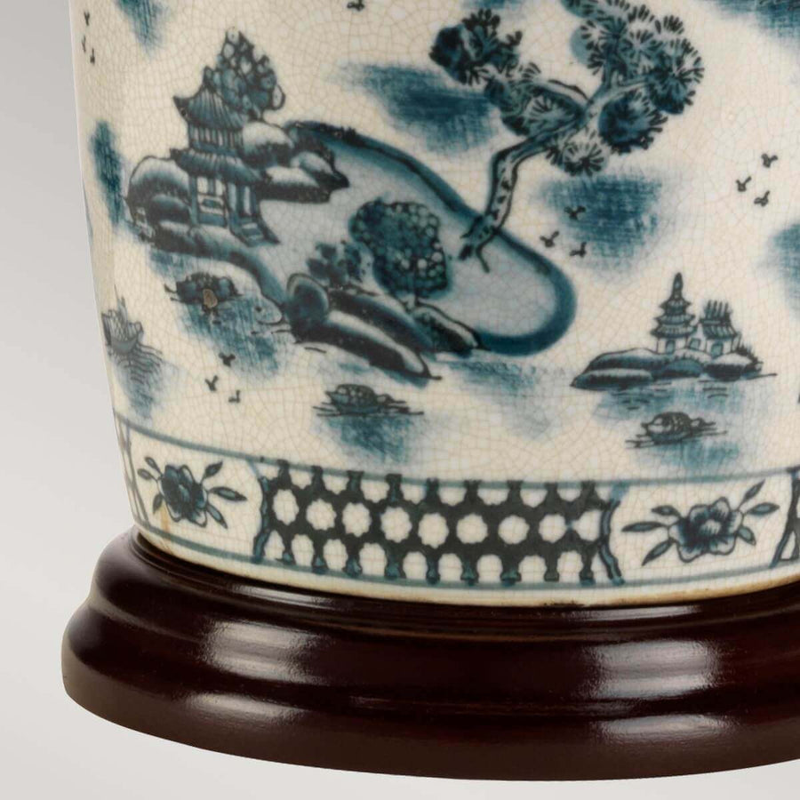 Zoom sur le décor de pagodes, bateaux et saules typique de la porcelaine bleue.