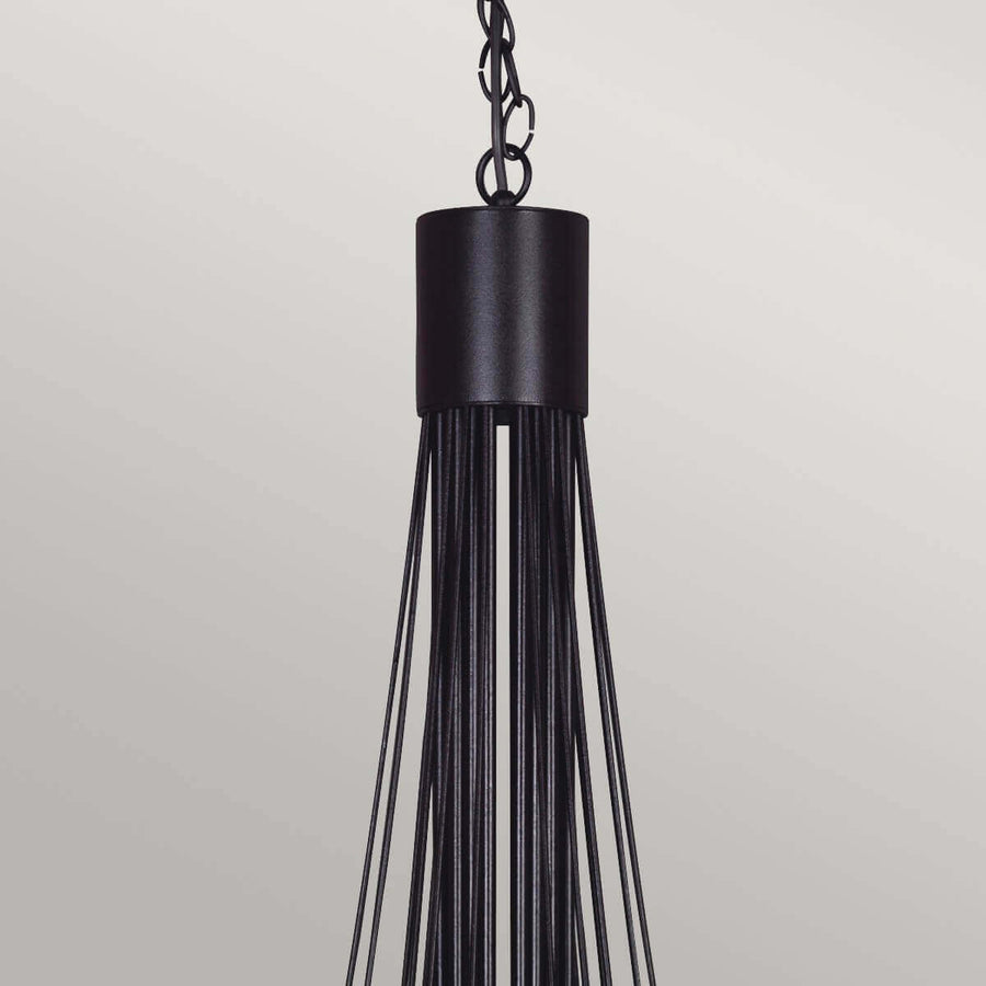 Détail du haut du luminaire montrant la chaîne et le cabochon cylindrique noir