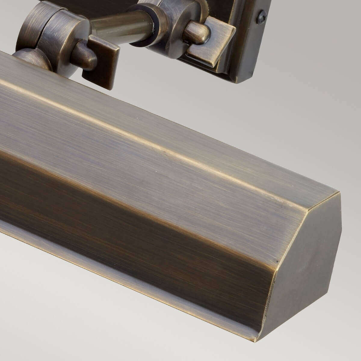 Vue rapprochée de l'extrémité du bandeau rectangulaire et de sa finition bronze antique.
