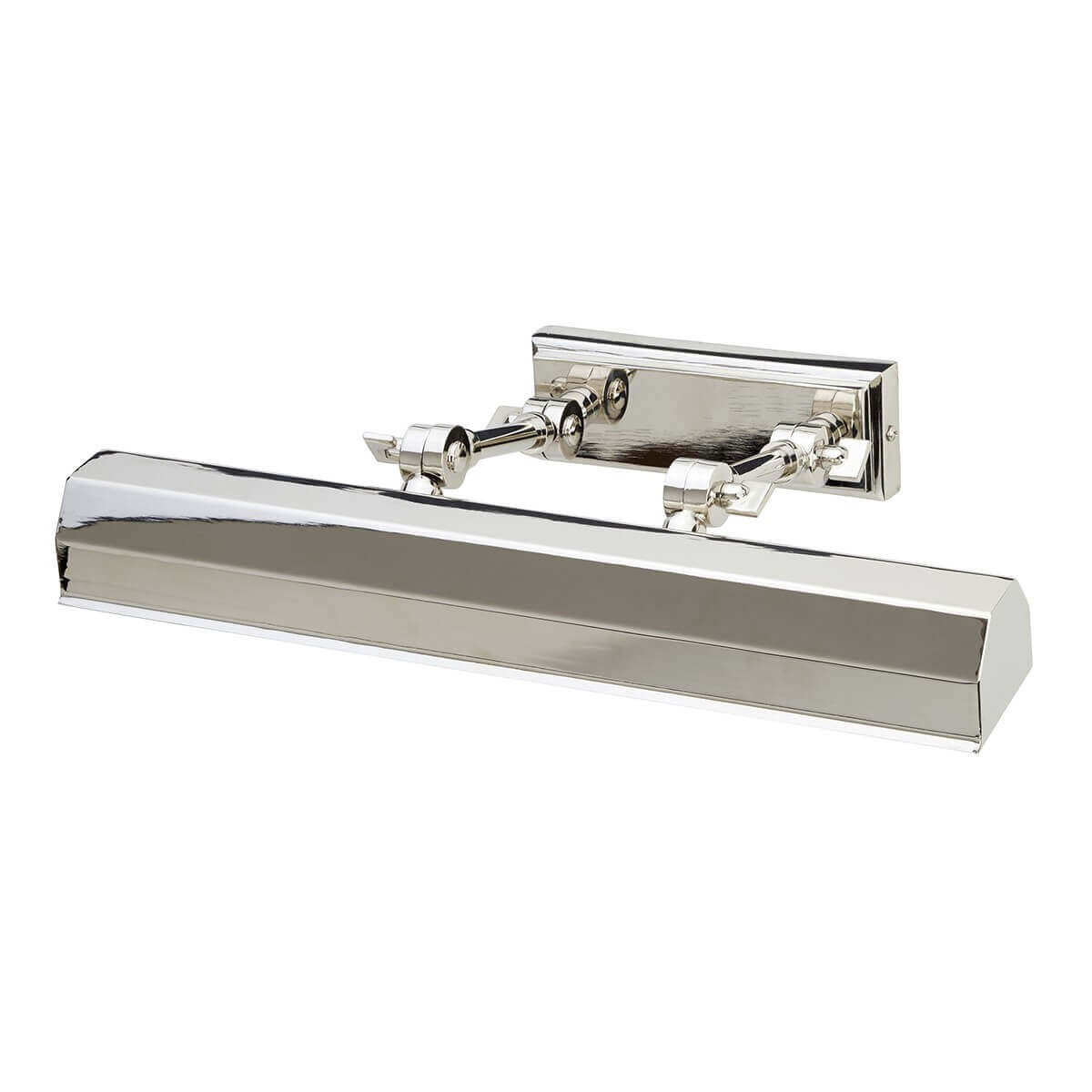 Vue de trois quarts du luminaire mural nickel poli avec son long bandeau rectangulaire