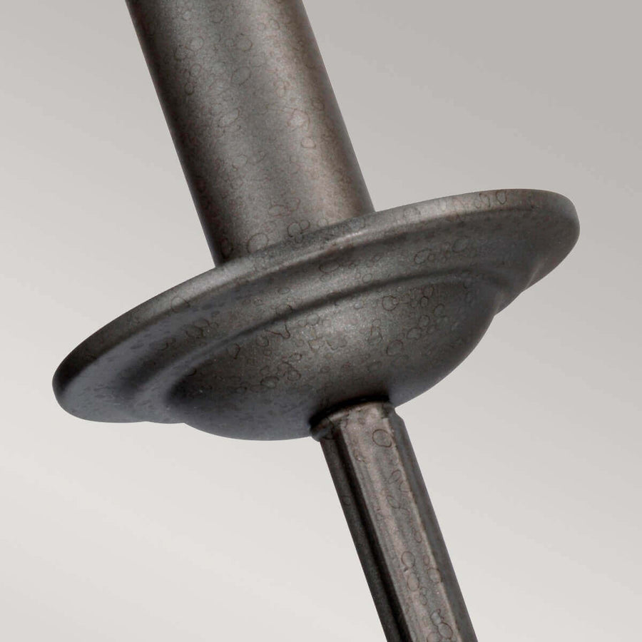 Détail de la coupelle ronde sous la douille, finition étain martelé