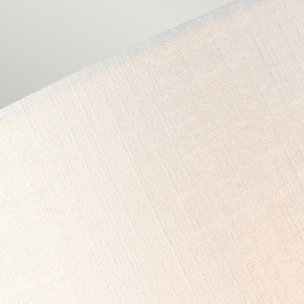 Gros plan sur la texture tissée de l'abat-jour crème, grain fin et satiné