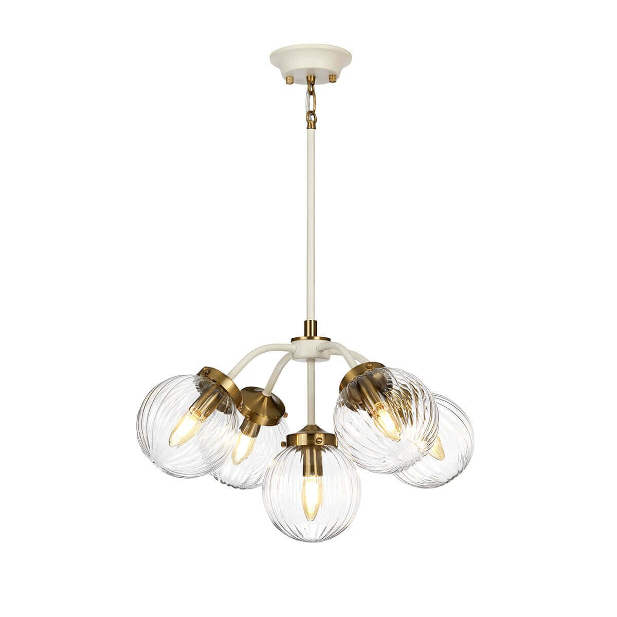 Suspension vue de face avec ses cinq globes en verre strié et sa tige crème.