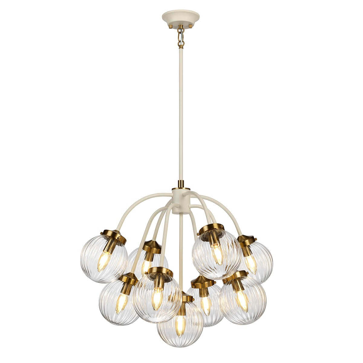 Suspension neuf globes en verre strié, monture crème et laiton vieilli sur fond blanc