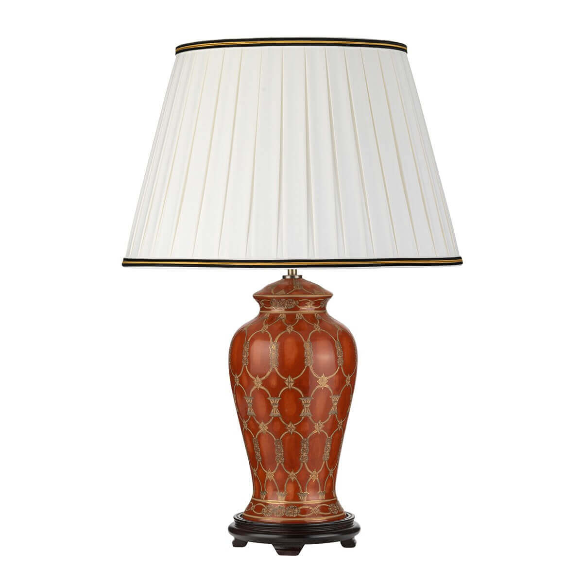 Lampe à poser de face, base céramique rouge ornée de motifs dorés et abat-jour plissé crème.