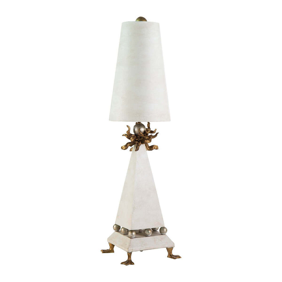 Vue entière de la lampe crème, mettant en valeur le pied conique et les finitions dorées.