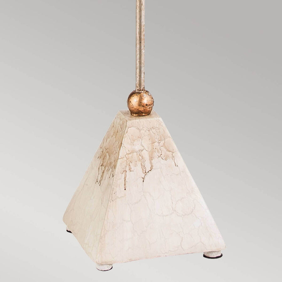 Détail de la base pyramidale patinée avec finition craquelée et pieds