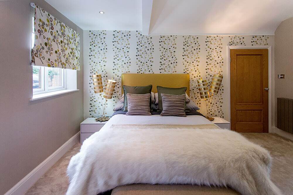 Mise en ambiance chambre avec lampe posée sur table de chevet près du lit