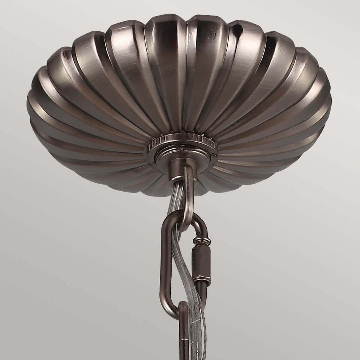 Détail du cabochon de plafond godronné et du crochet de chaîne en métal brossé