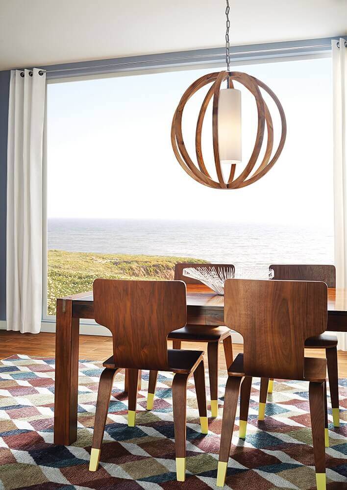 Suspension installée au-dessus d'une table de salle à manger, vue sur la mer.
