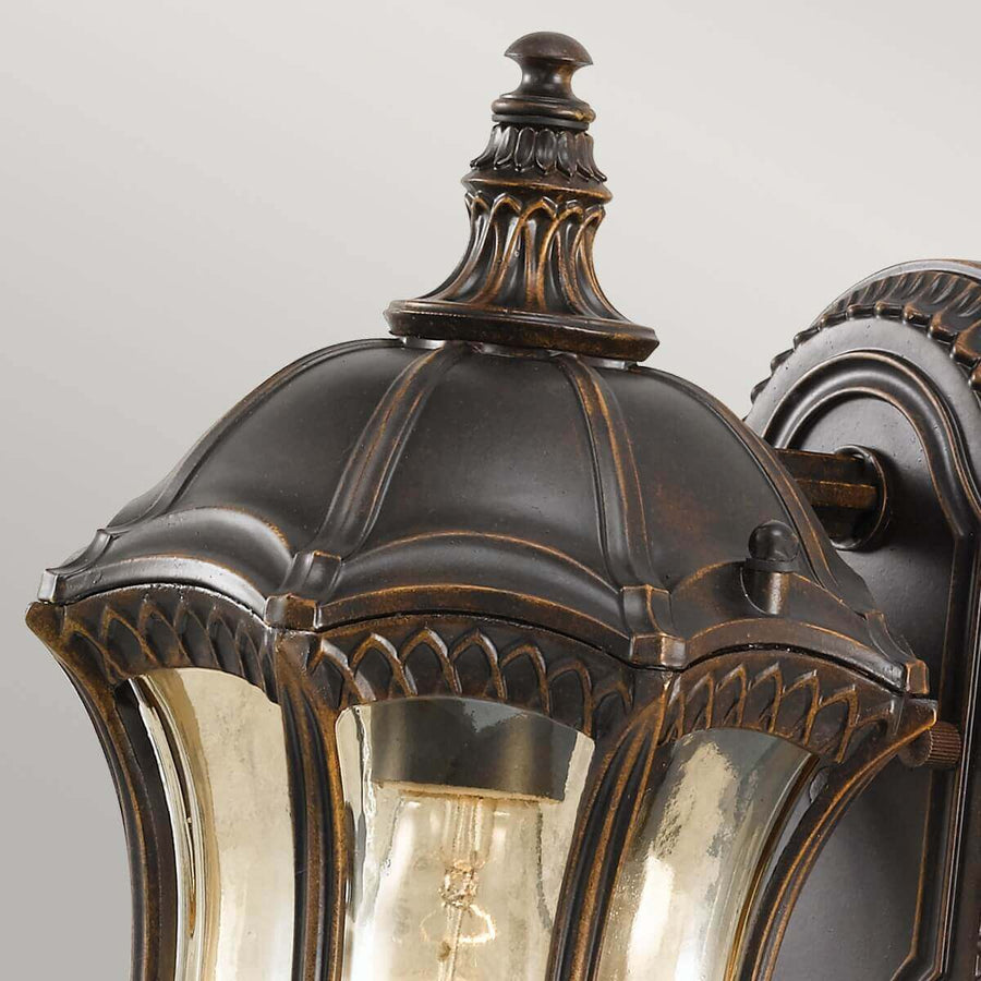 Détail du sommet mouluré et du chapeau godronné en métal patiné bronze