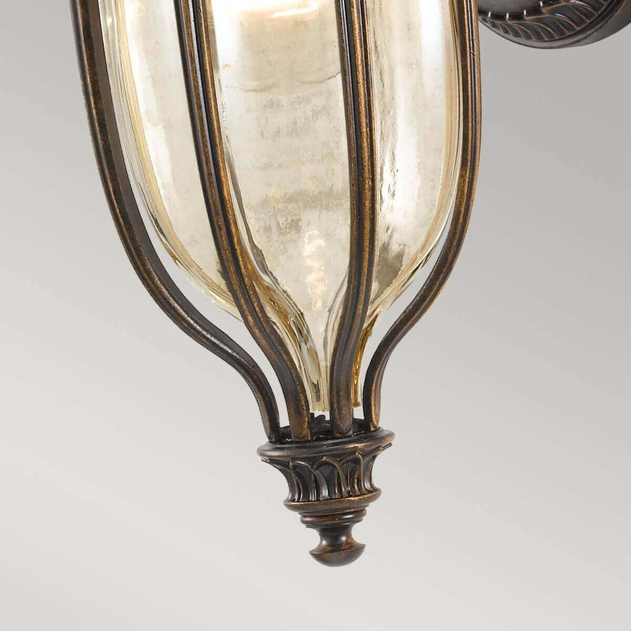 Détail de la pointe inférieure ornée d'un fleuron sous le verre soufflé