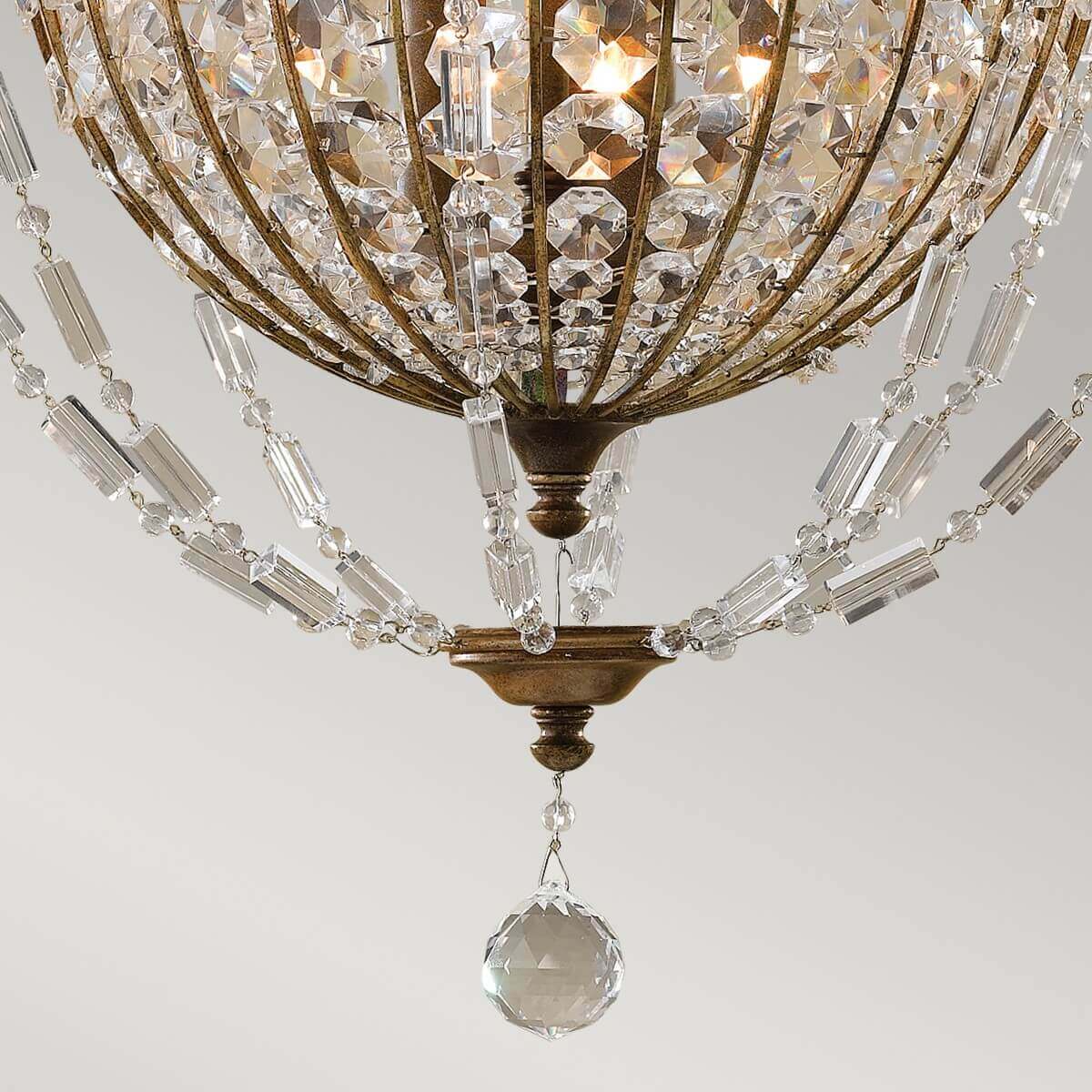 Détail de la base avec chaînes de cristal et boule facettée suspendue
