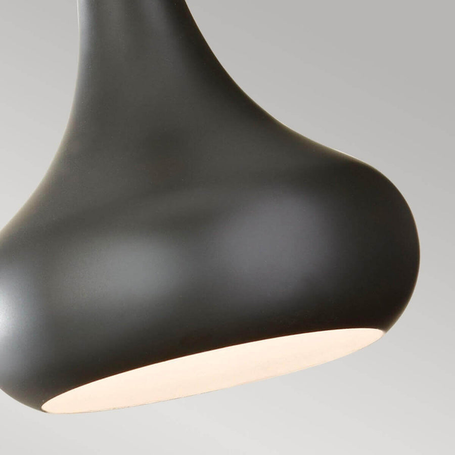 Détail du diffuseur blanc et de l'abat-jour noir mat de la suspension