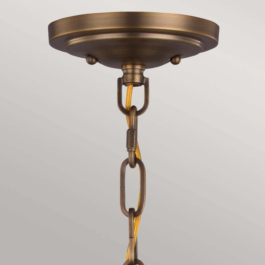 Détail de la rosace en laiton et de l'attache de la chaîne au plafond.