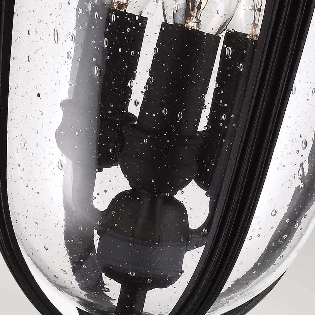 Vue rapprochée de l'intérieur, douilles noires et ampoules derrière le verre