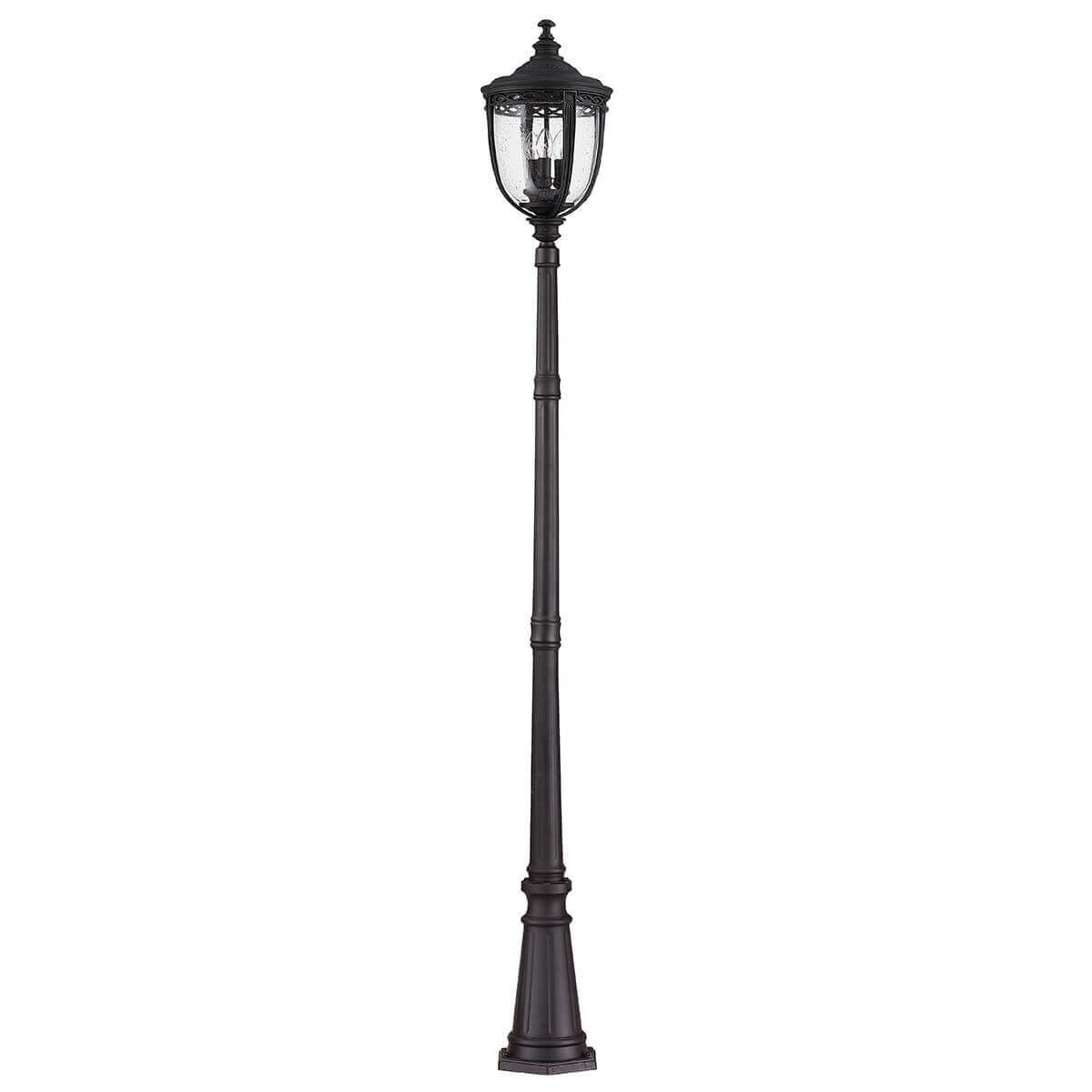 Lampadaire extérieur noir à lanterne et trois lumières, vu de face, fond blanc