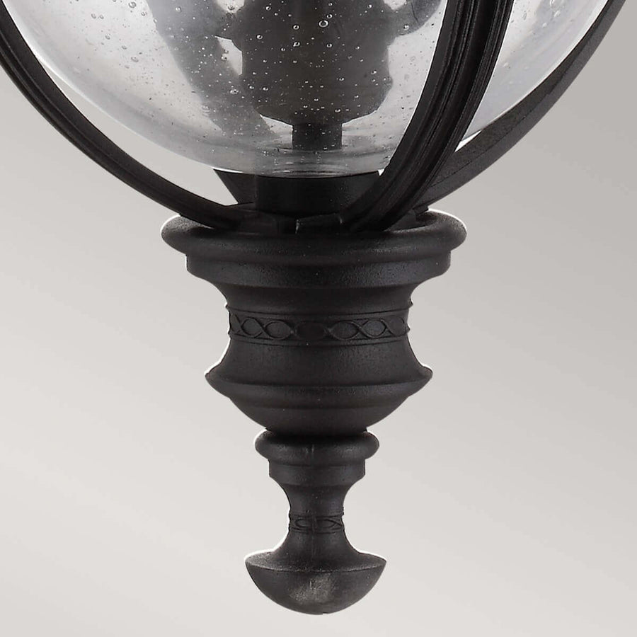 Détail de la base moulurée et de la pointe effilée sous le verre