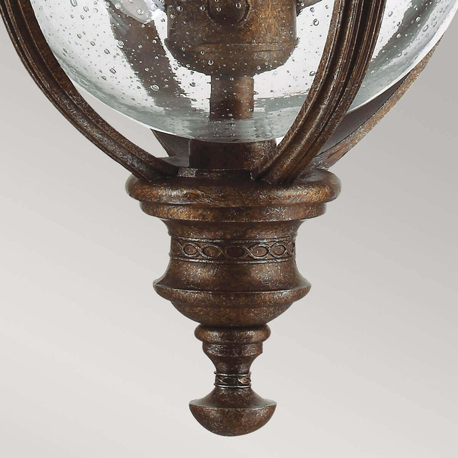 Détail de la pointe inférieure ouvragée et de la courbe du verre moucheté.