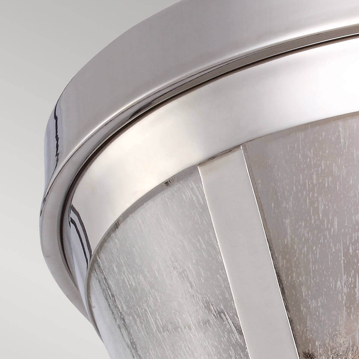 Gros plan sur la bague supérieure nickel poli et le verre texturé
