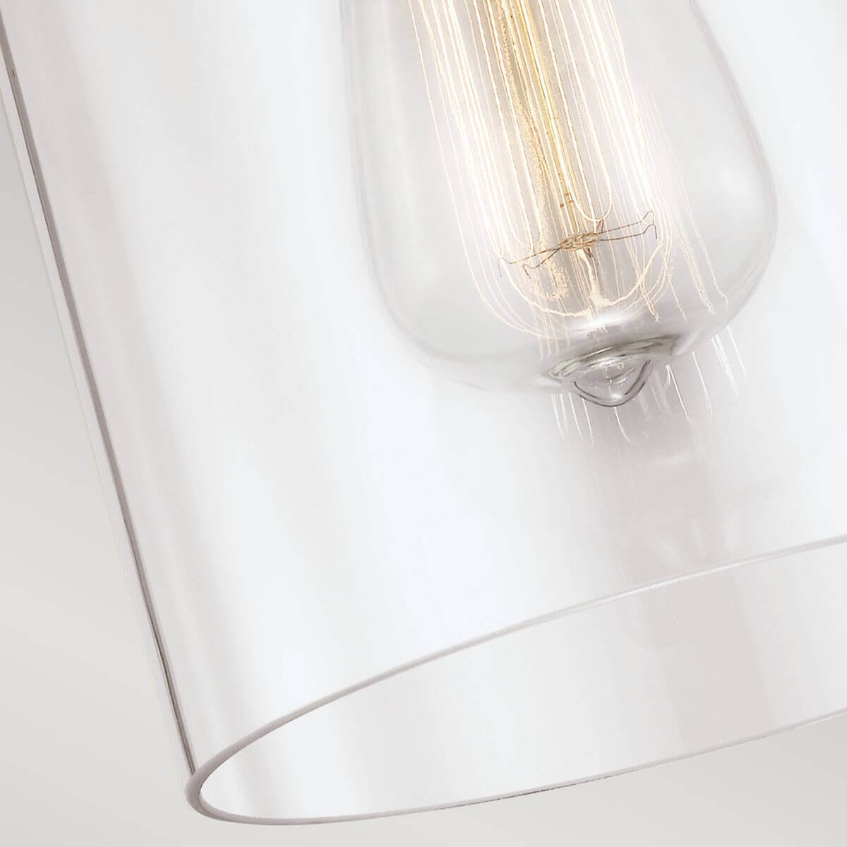 Zoom sur l'ampoule à filament doré dans le verre transparent