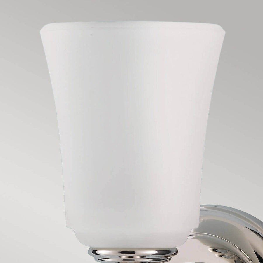Gros plan sur l'abat-jour en verre opalin blanc, forme légèrement évasée et translucide.