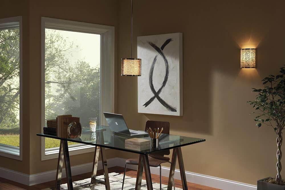 Suspension et applique assorties dans un bureau, près d'une table en verre et fenêtre.