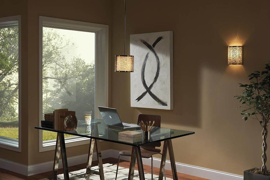 Suspension et applique assorties dans un bureau, près d'une table en verre et fenêtre.