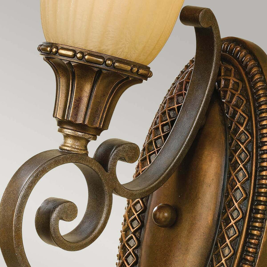 Détail de la coupelle métallique ciselée et du support ovale en bronze vieilli