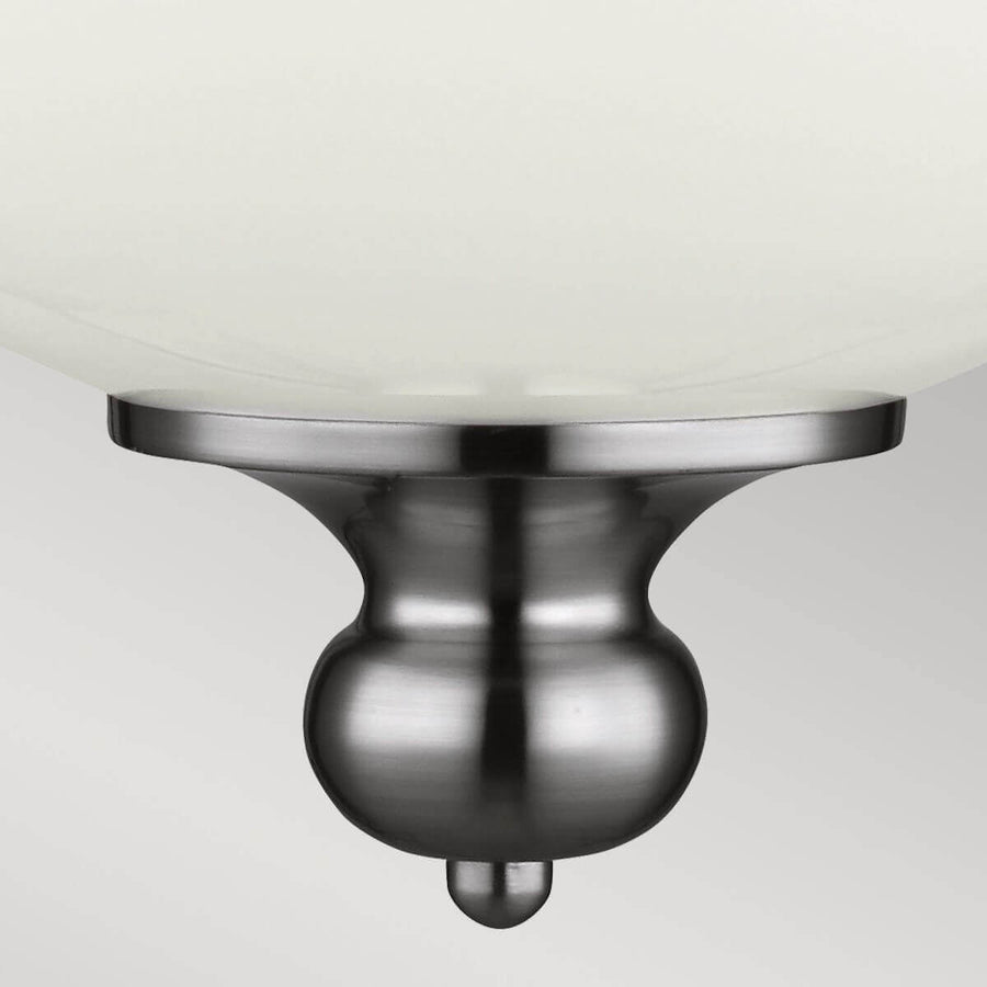 Détail du bas du globe en verre et de la finition nickel poli.