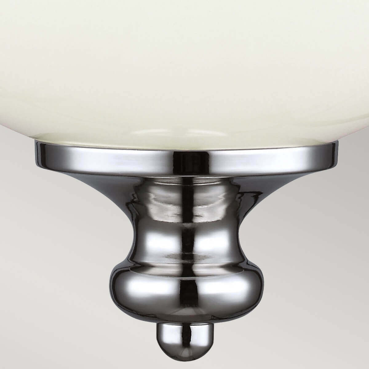 Détail du bas de la suspension : finial nickel poli sous le globe en verre.