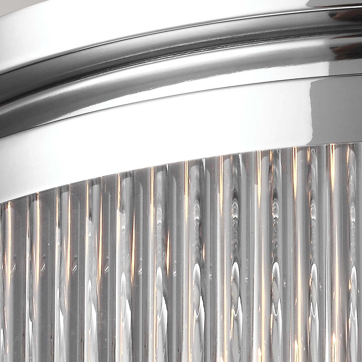 Détail de la bague chromée supérieure et des verres cannelés du luminaire