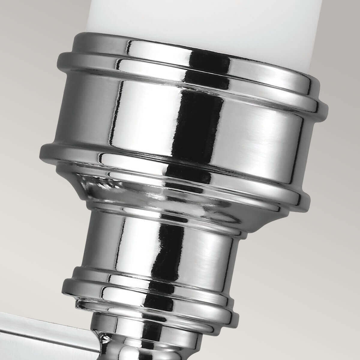 Gros plan sur la bague chromée inférieure maintenant le verre dépoli cylindrique.