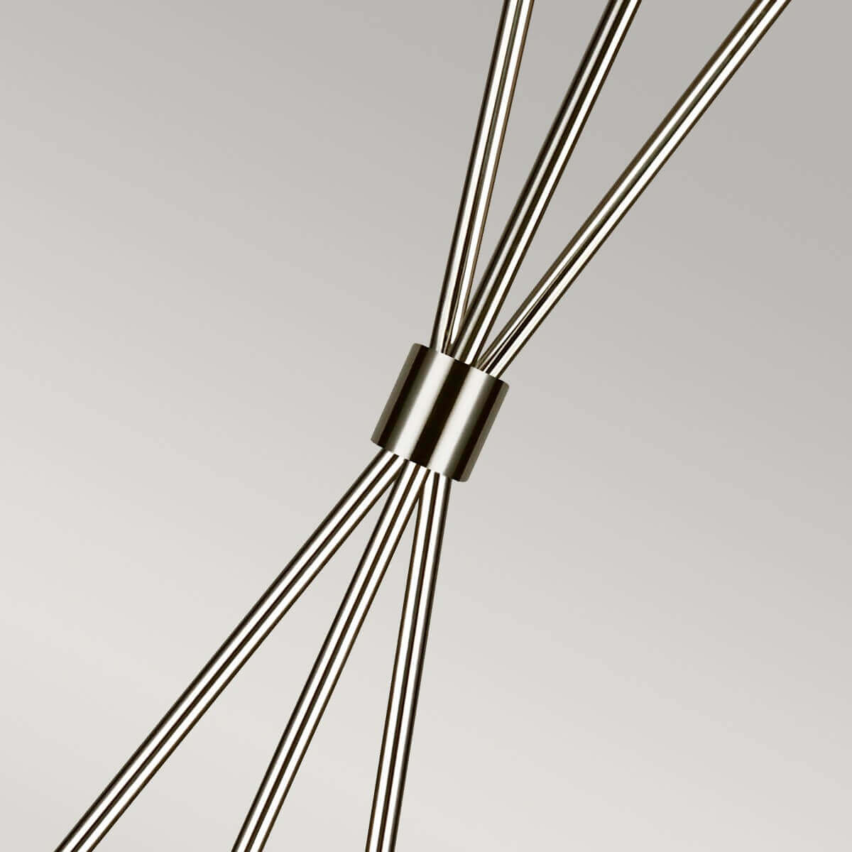 Détail du nœud central en nickel poli réunissant les trois tiges métalliques