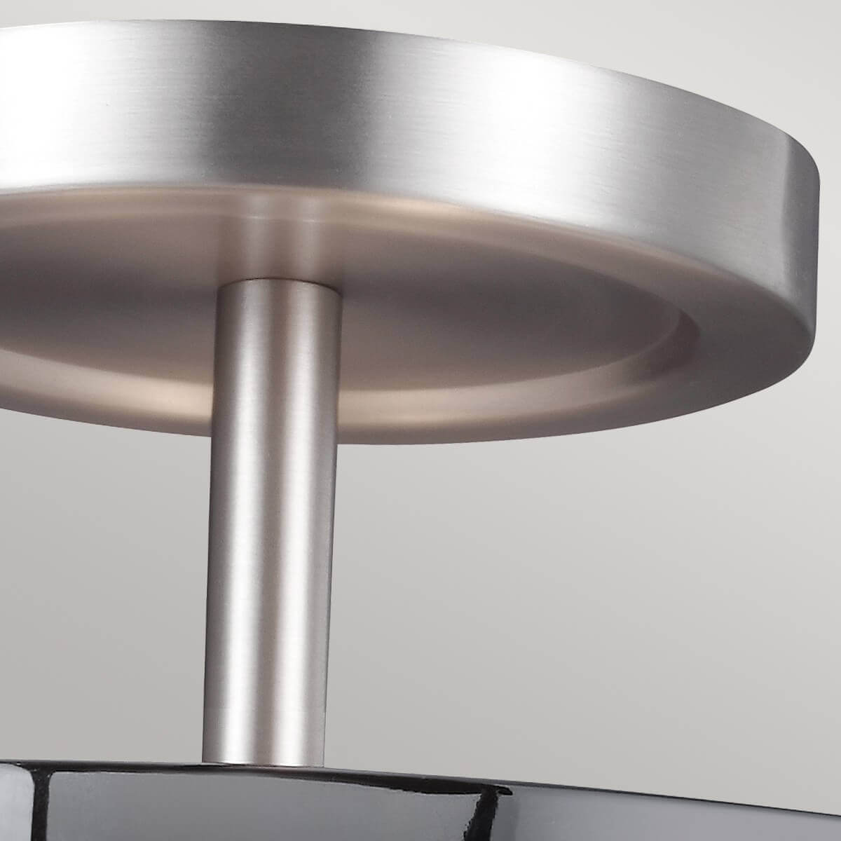 Gros plan sur la rosace ronde et la tige métallique, finition nickel satiné brossé