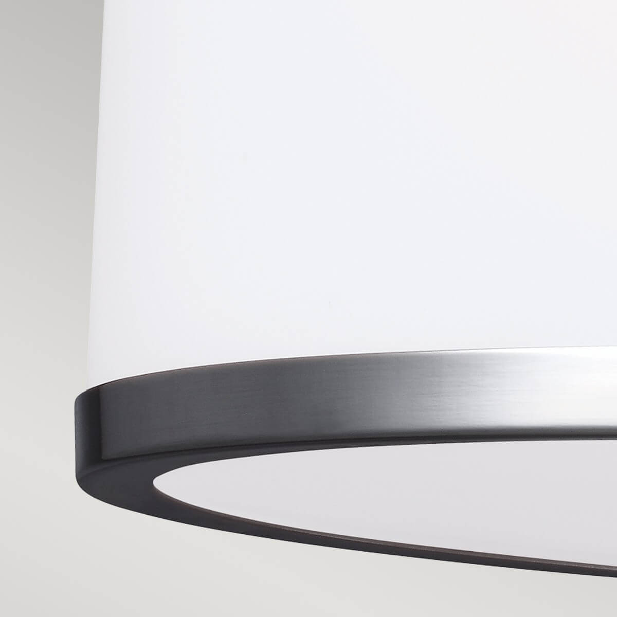 Détail du cercle métallique inférieur maintenant le verre blanc dépoli du diffuseur