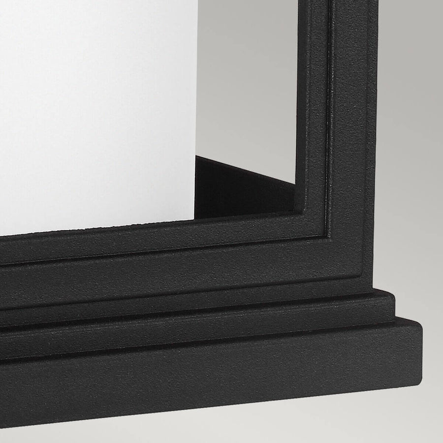 Détail du bas de l'applique, moulure de base et panneau blanc