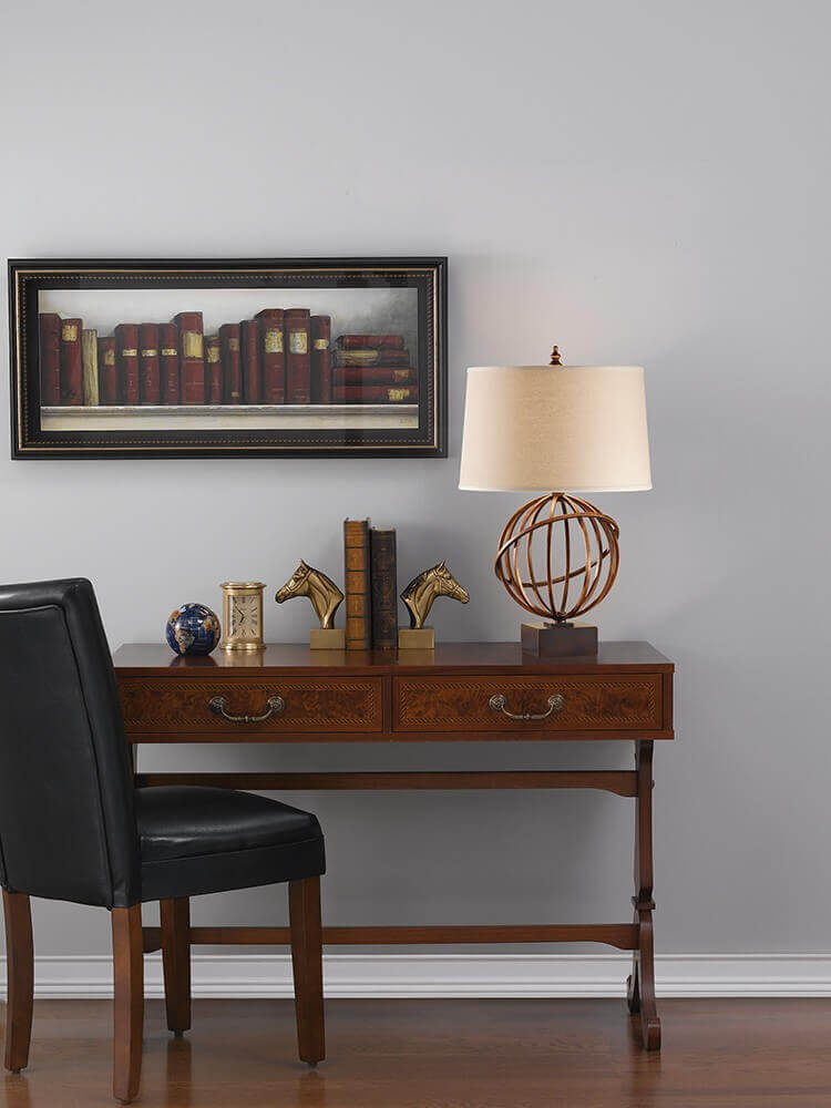 Mise en ambiance de la lampe posée sur un bureau en bois, intérieur classique.