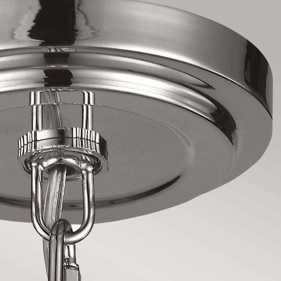 Détail du pavillon de plafond rond en nickel poli avec câble tressé et maillons