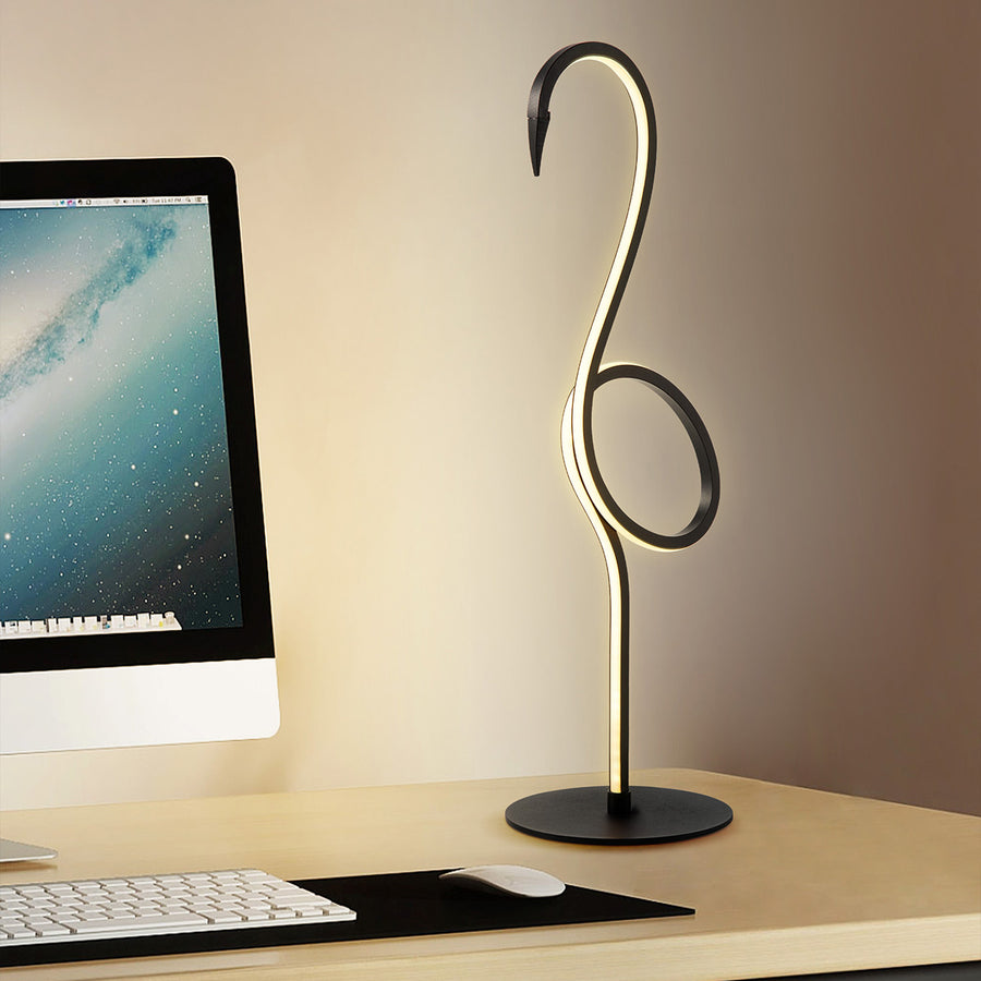 Mise en ambiance sur un bureau à côté d'un écran d'ordinateur