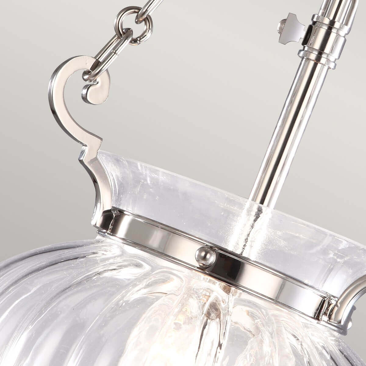 Gros plan sur la fixation des chaînes et la bague métallique maintenant le verre