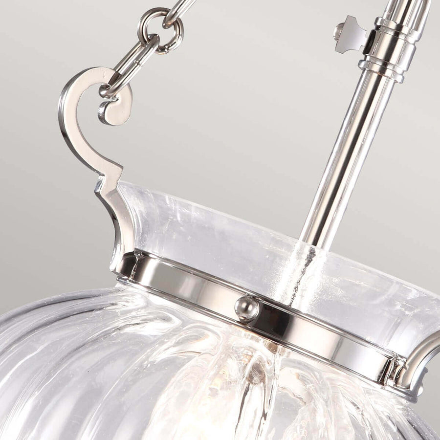 Gros plan sur la fixation des chaînes et la bague métallique maintenant le verre