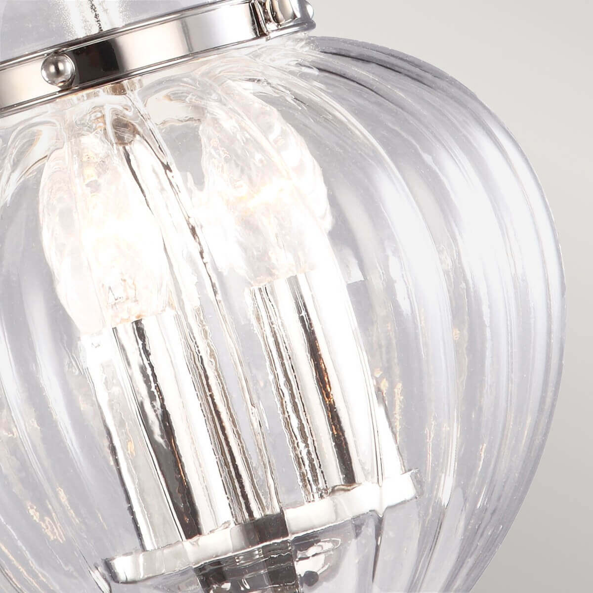 Vue rapprochée des douilles et ampoules vues à travers le verre strié transparent