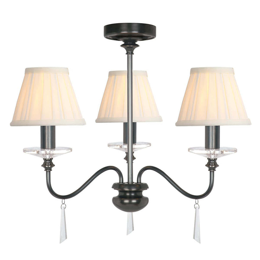 Lustre trois lumières avec abat-jours plissés blancs et finition bronze.