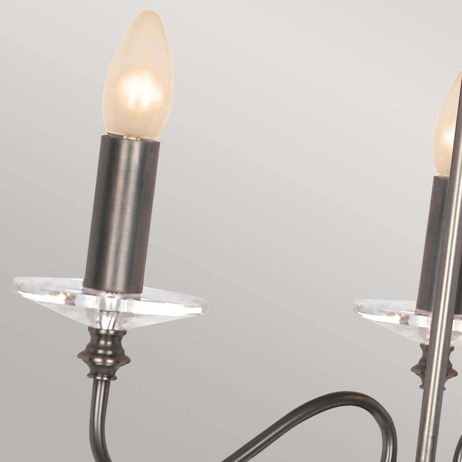 Détail de la douille bronze, ampoule allumée et coupelle en verre.